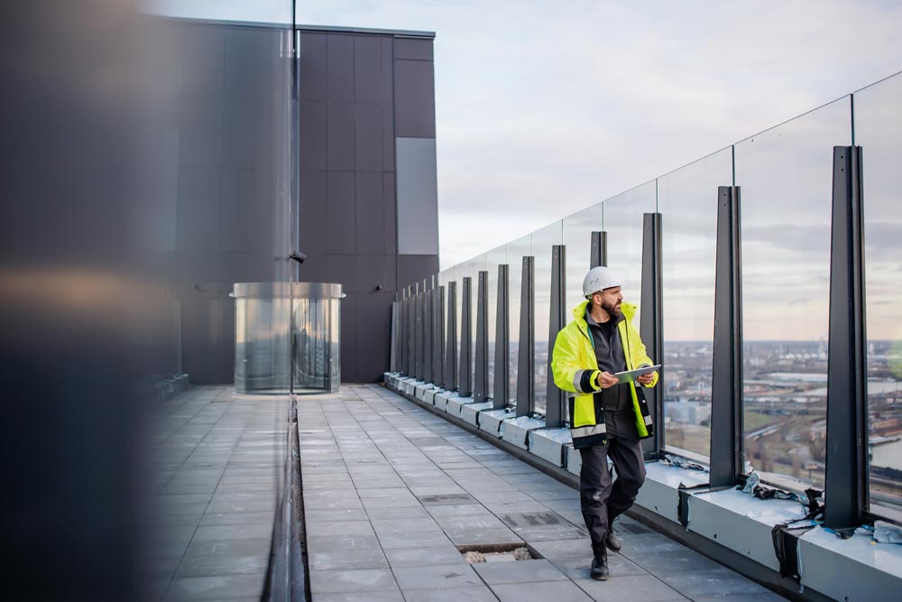 Entreprenadbesiktning som utförs av en man